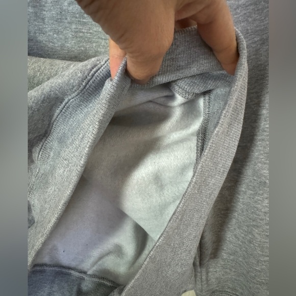 🏳️🌈 NWT! QE Cast Names Embroidered Heart Sweatshirt - Picture 12 of 16